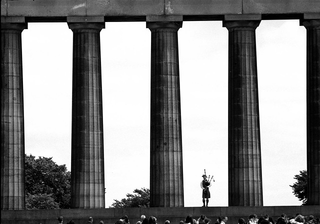 The Piper among the columns