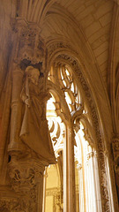 Figura y ventana en el claustro de S. Juan de los Reyes / Klaŭstraj figuro kaj fenestro en monaĥejo Snkt. Johano de Reĝoj