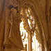 Figura y ventana en el claustro de S. Juan de los Reyes / Klaŭstraj figuro kaj fenestro en monaĥejo Snkt. Johano de Reĝoj
