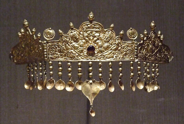 Diadem with Kinnaris in the Metropolitan Museum of Art, September 2010