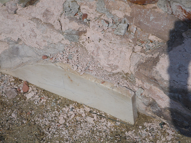 Palais de Romulianum : plinthe en marbre de la salle de réception.