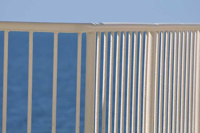 Sommer an Bord: strahlend blau und weiß