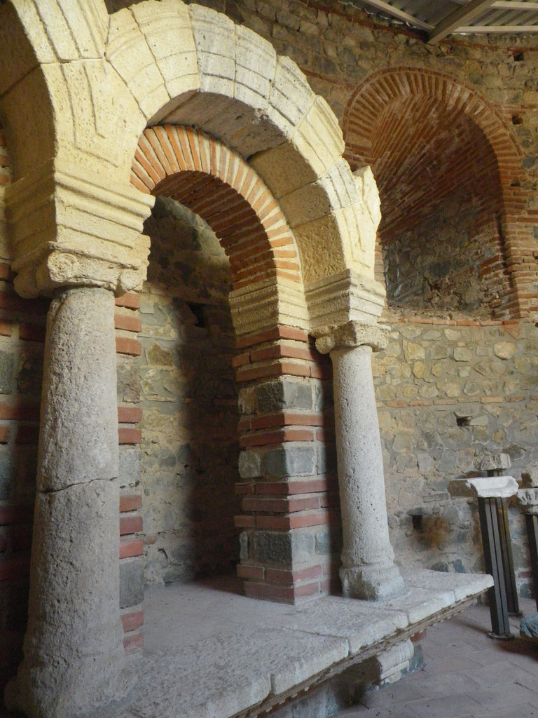 Romulianum : architrave retrouvée dans l'enceinte.
