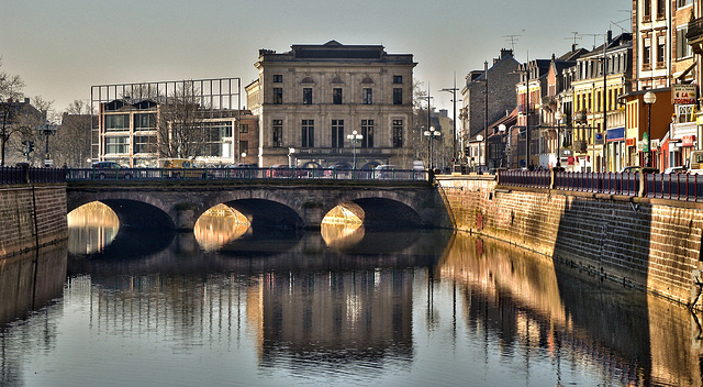 BELFORT: Le Théatre Granit, la Savoureuse, le pont Carnot depuis la passerelle