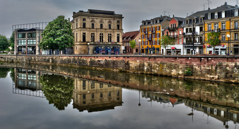 BELFORT: Le Théâtre Granit, la Savoureuse depuis le pont Carnot.