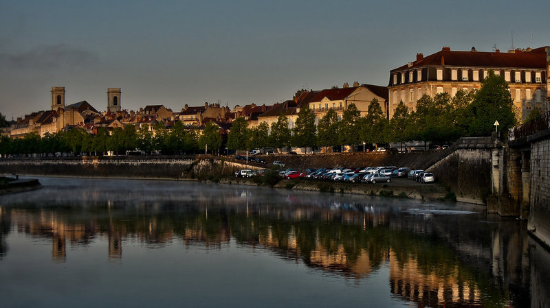 BESANCON: Le quai de Strasbourg, la tour de la Pelotte.