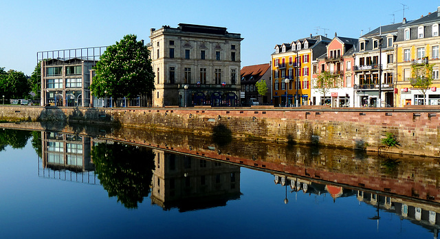 BELFORT: La place Corbis, le théatre Granit.