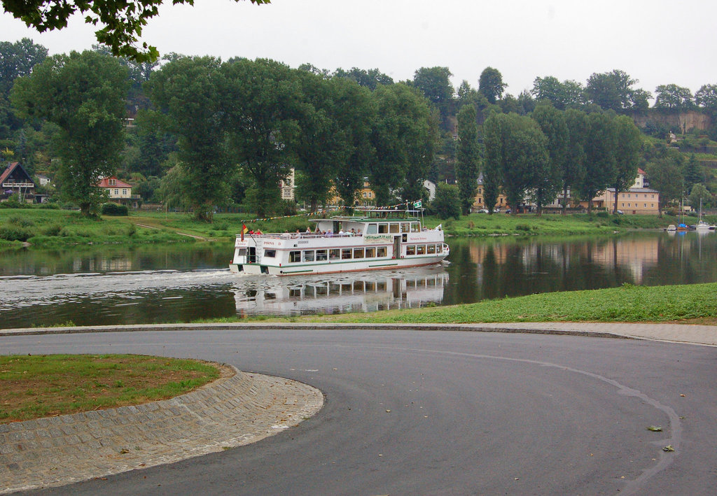 personveturiga ŝipo sur la rivero Elbe(Personenfahrgastschiff auf der Elbe in Pirna)