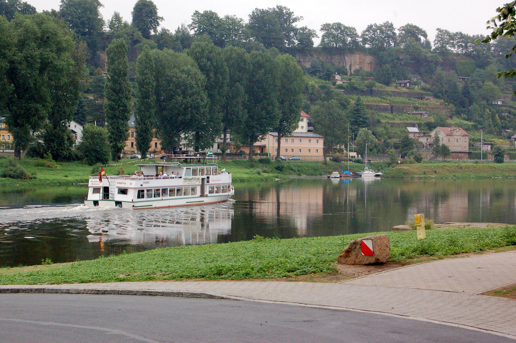 personveturiga ŝipo sur la rivero Elbe(Personenfahrgastschiff auf der Elbe in Pirna)