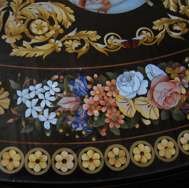 Detail eine Tischplatte als Glasmosaik mit größeren "Steinen"