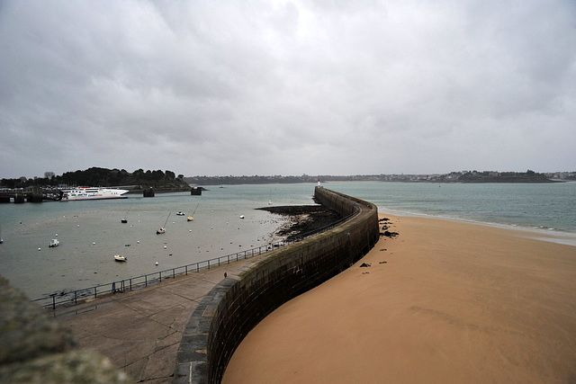 Sur la jetée de St-Malo