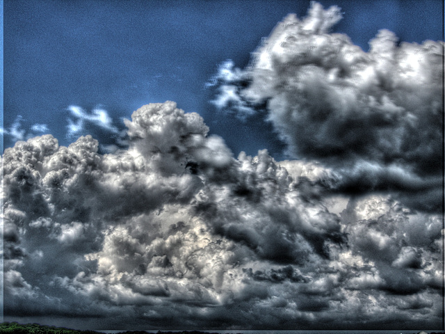 BESANCON: Nuages à Valentin.