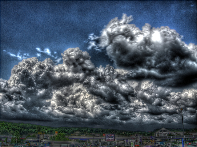 BESANCON: Nuages à Valentin.