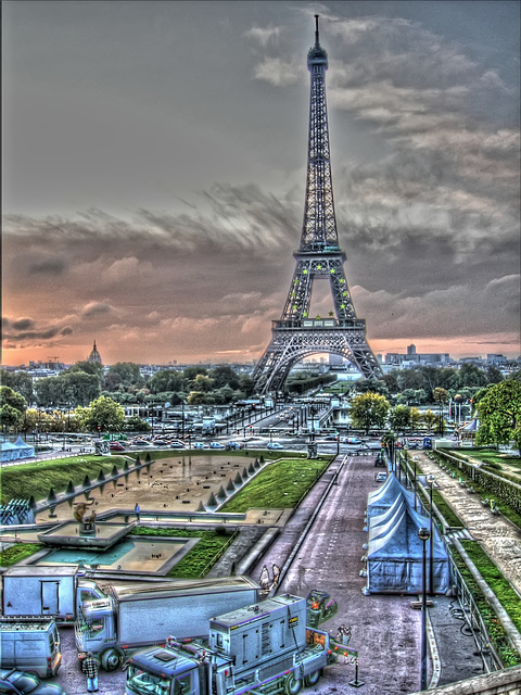PARIS: Levé de soleil sur la tour Eiffel.