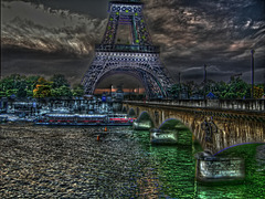 PARIS: La tour Eiffel, le pont d'Iéna, la seine.