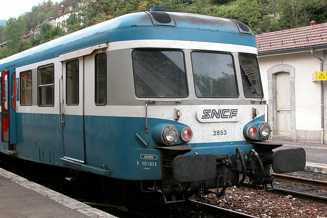 SAINT-CLAUDE: Automoteur X2853 en gare.