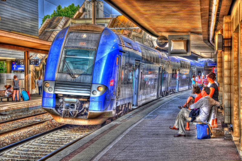 SAINT-RAPHAËL: Ambiance de gare.