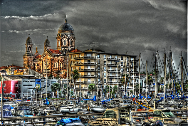 ST RAPHAEL: Le port, la Basilique.