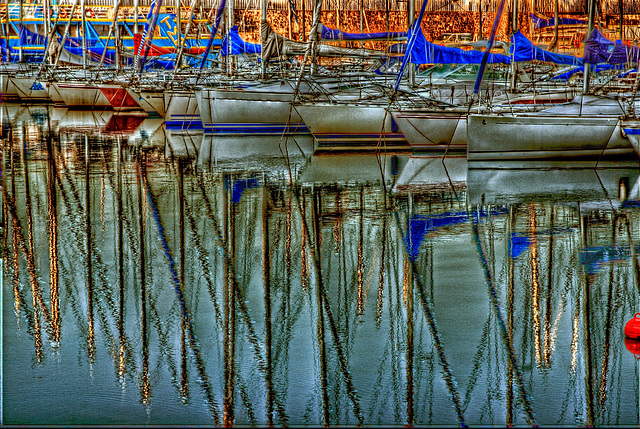 ST RAPHAEL: Reflet de bateaux.