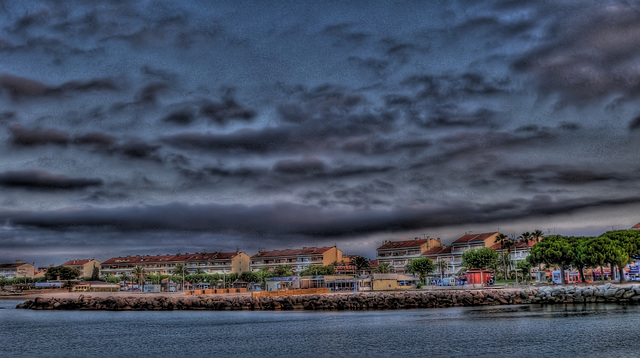 SAINT-RAPHAEL: Vue des Sablettes depuis le port.( HDR ).