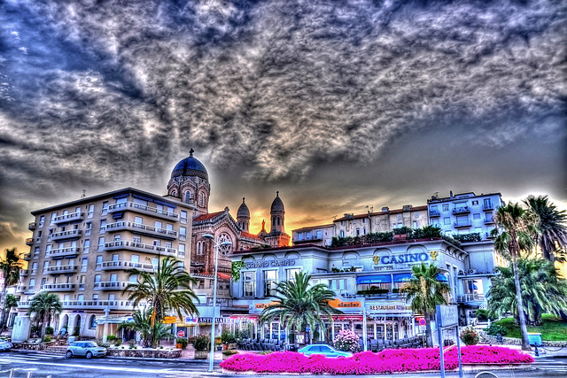 SAINT-RAPHAEL: Levé du soleil sur la Basilique.( HDR ).