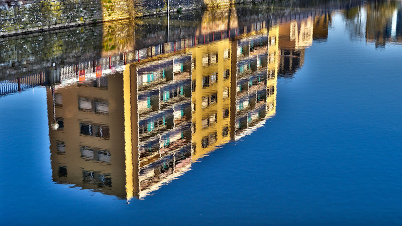 BELFORT: Reflet dans la savoureuse (quai Vallet).