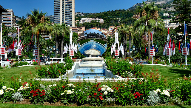 MONACO: Reflet du casino de Monté-Carlo.