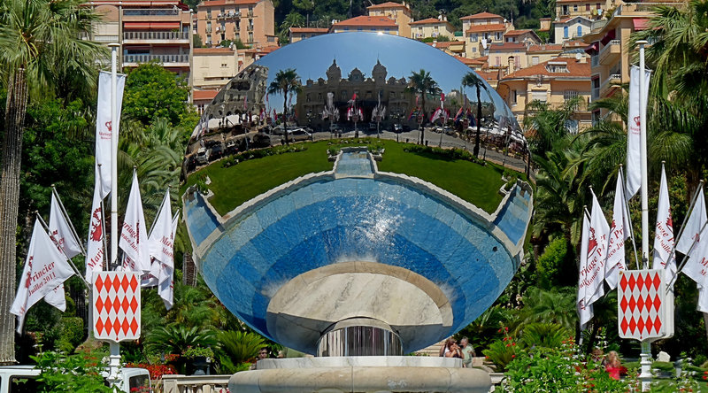 MONACO: Reflet du casino de Monté-Carlo.