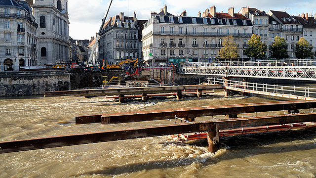 BESANCON: Travaux du tram: reconstruction du pont Battant 01.