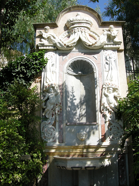 MONACO: Une fontaine sur le rocher.