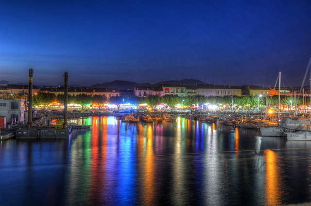 SAINT-RAPHAEL: Le port de nuit, passage d'un bateau....