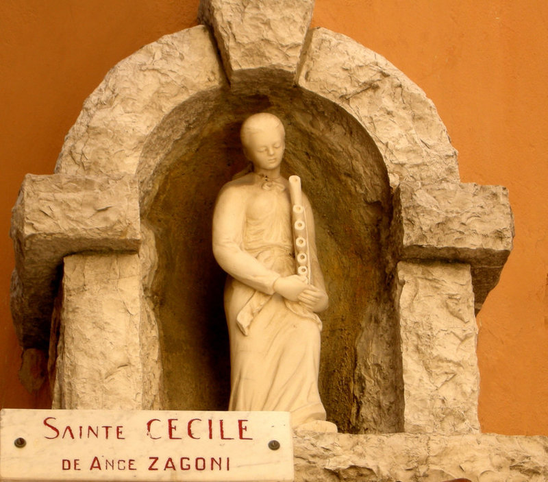 MONACO: Petite statue dans la rue Emile De Loth.