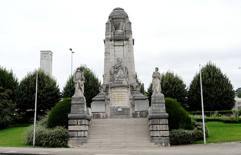 BESANCON: Monument aux morts avant travaux.