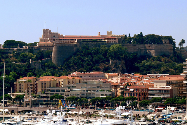 MONACO: Le Palais depuis le Casino.