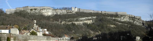 BESANCON:Panoramique de la Citadelle réalisé depuis le jardin de la gare d'eau.