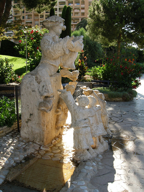 MONACO: Statue commémorant la convention sur les droits de l'enfant.