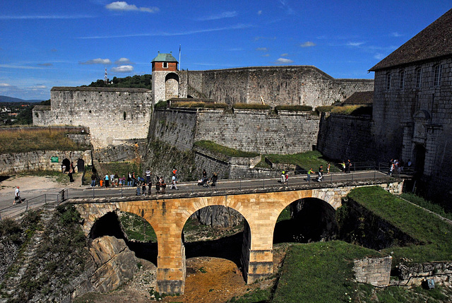 BESANCON: La citadelle: La tour de roi et le front royale.