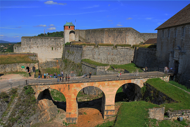 BESANCON (25):La tour du roi depuis la tour de la reine.