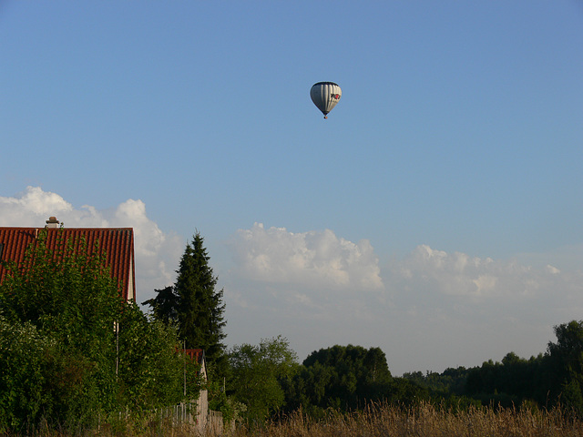 Heißluftballon über Häuser