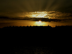 SAINT-RAPHAEL: Levé de soleil dans les nuages.