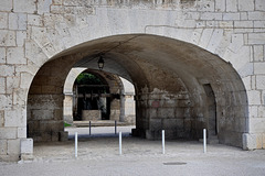 BESANCON: La Citadelle: Passage entre la cour des Cadet et l'Eglise St Etienne (HDR).