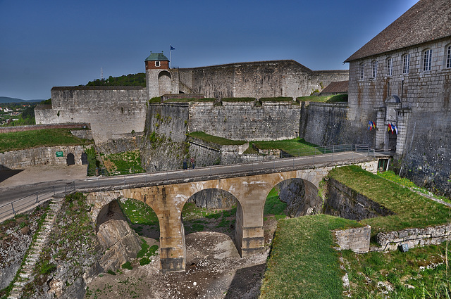 BESANCON: La Citadelle:La tour du Roi depuis la tour de la Reine.