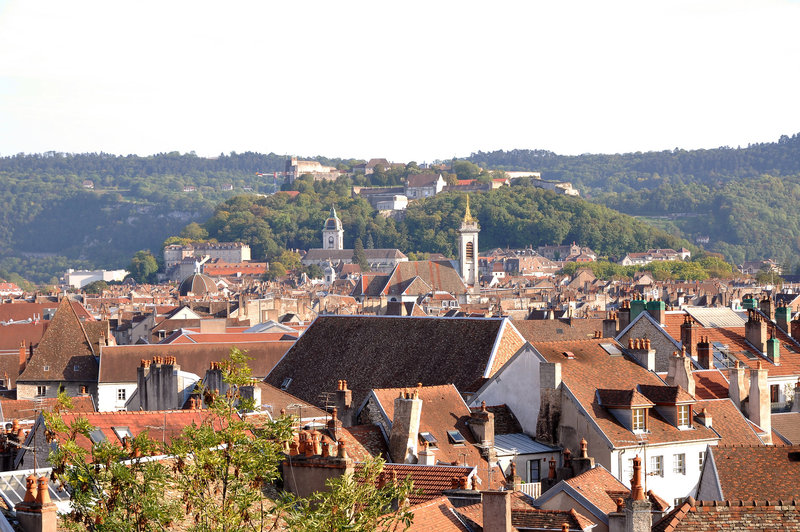 BESANCON: La Citadelle, les toits de Besançon.