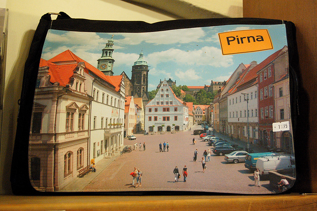 La nuntempa foirplaco de Pirna sur mansaketo. (Der jetzige Markt von Pirna auf einer Handtasche)