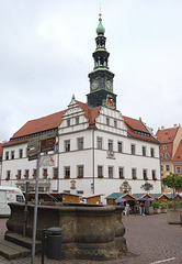 Urbodomo kaj puto - Rathaus und Brunnen