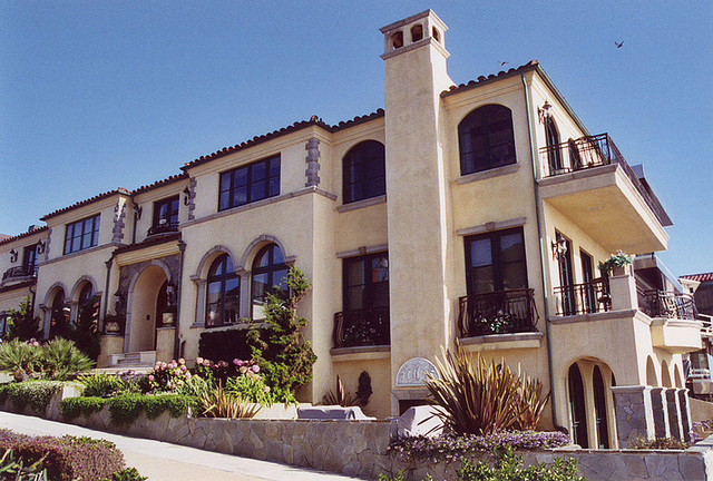 Italian Villa-Styled House in Manhattan Beach, 2005