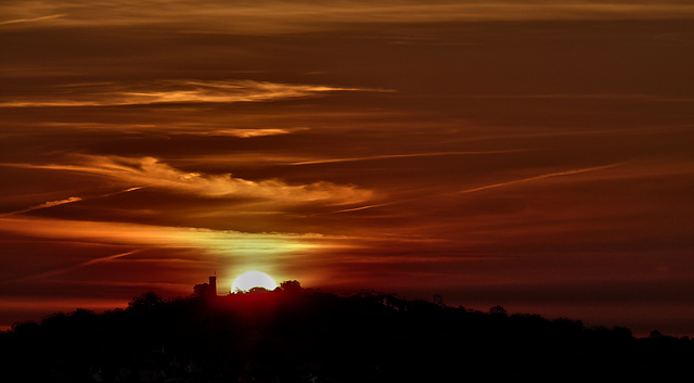 BELFORT: 15  juin 2011: Levé du du soleil sur la tour de la Miotte.