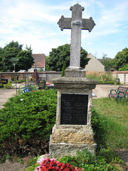 Alter Grabstein in Stücken