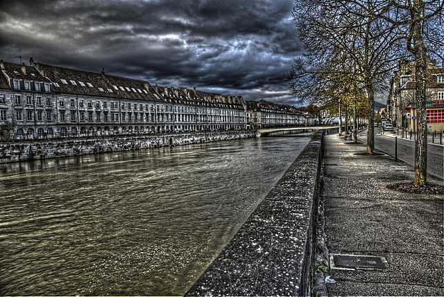 BESANCON: Les quais de Strasbourg et Vauban.