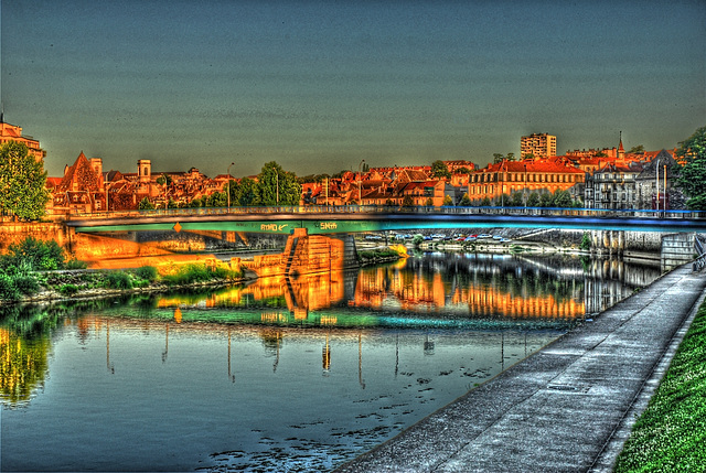 BESANCON: Levé de soleil sur la passerelle et le quai de Strasbourg.